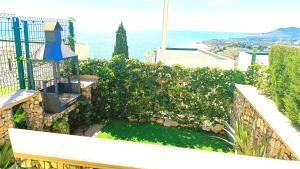 a garden on the side of a house at Ara Bela Duplex con jardin in Peniscola +33 photos