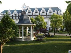 a gazebo in front of a large building at Blue Palace Hotel in Jiading