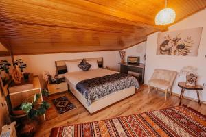 a bedroom with a bed and a wooden ceiling at Taşkiran house in Ortahisar