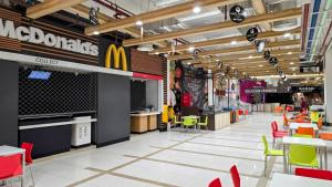 Restaurace v ubytování Lyallpur Galleria Mall Apartment, 2 BHK, 2 Bedroom with Living Room, Basement Parking, 24x7 Security