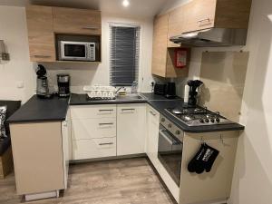 Dapur atau dapur kecil di Mobil Home 4-6 personnes