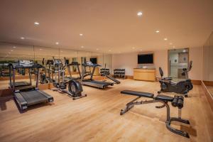 Posilňovňa alebo fitness centrum v ubytovaní Keys Prima by Lemon Tree Hotels, Pimpri, Pune