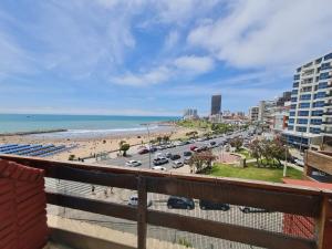 Un balcón con vistas a la playa y al océano. en Departamento en Playa Varese, en Mar del Plata