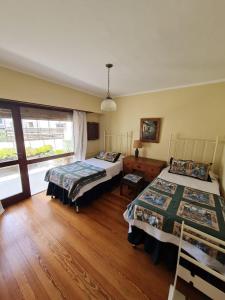Un dormitorio con dos camas y una ventana. en Departamento en Playa Varese, en Mar del Plata