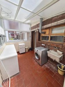 una cocina con lavadora y fregadero en Departamento en Playa Varese, en Mar del Plata