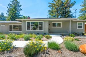 ein Haus mit Blumen davor in der Unterkunft Happy House Getaway - Pool, Hot Tub & Wine Country in Santa Rosa