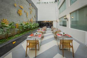 Reštaurácia alebo iné gastronomické zariadenie v ubytovaní Keys Prima by Lemon Tree Hotels, Pimpri, Pune