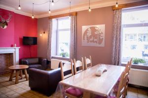 ein Esszimmer mit einem Tisch und einem Stuhl in der Unterkunft The White Walker*** in Libin