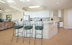オレンジビーチにあるPhoenix West 1209 condoのキッチン(スツール3脚付きのバー付)
