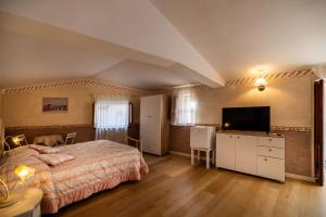 una camera da letto con un letto e una TV a schermo piatto di Casa Vacanze Francy House a Termini Imerese