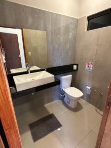 Un baño con un inodoro blanco y un lavabo. en CDE duplex Rent II - 2 Dormitorios - 4 camas, en Ciudad del Este