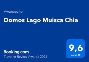 阿基塔尼亚Domos Lago Muisca Chia的蓝色的标志,上面写着多米诺斯拉各斯缪塞卡