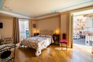 una camera da letto con un letto e una grande finestra di Casa Vacanze Francy House a Termini Imerese