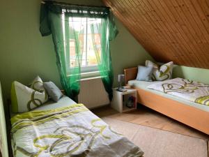 OstritzにあるFerienwohnung Wie zu Hauseの窓のある部屋にベッドが2つある