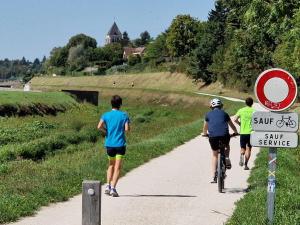 un groupe de personnes faisant du vélo sur un sentier dans l'établissement Saint-Jean-de-Braye Combleux Une simple petite maison, à Saint-Jean-de-Braye