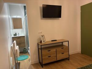 TV a/nebo společenská místnost v ubytování Chambre d'hôtes AU CHAUVET
