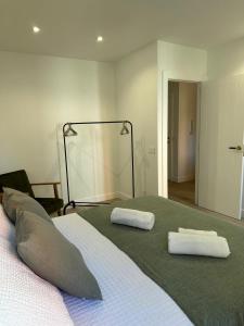 Un dormitorio con una cama con dos almohadas encima. en Fogar de Fefiñáns, en Cambados 5 fotos más
