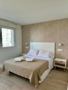 カンバードスにあるFogar de Fefiñánsの大きなベッドと2つの枕がある寝室