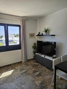 TV a/nebo společenská místnost v ubytování Casa Mykonos 1° linea de mar en Playa Blanca