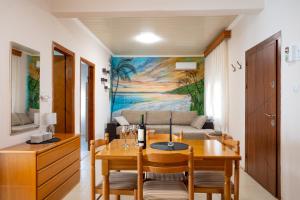 ein Esszimmer mit Tisch und Couch in der Unterkunft Villa МareMaria in Nea Kallikratia