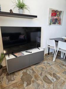 TV a/nebo společenská místnost v ubytování Casa Mykonos 1° linea de mar en Playa Blanca
