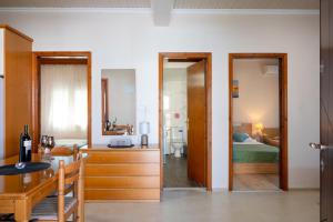 Zimmer mit einem Schlafzimmer mit einem Bett und einem Bad in der Unterkunft Villa МareMaria in Nea Kallikratia