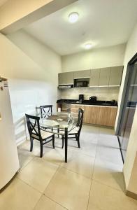 Una cocina y un comedor con mesa y sillas. en CDE duplex Rent II - 2 Dormitorios - 4 camas, en Ciudad del Este