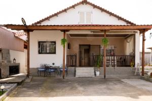 ein Haus mit einer Veranda mit einer Terrasse in der Unterkunft Villa МareMaria in Nea Kallikratia