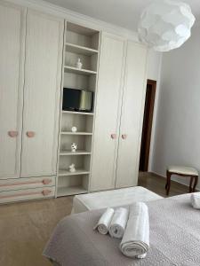 Кровать или кровати в номере Radames House