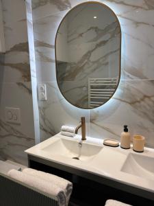 un baño con lavabo y espejo en CANNES Maison Design "DOLCE VITA", en Cannes 20 fotos más