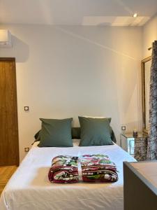 1 dormitorio con cama blanca y almohadas verdes en CANNES Maison Design "DOLCE VITA", en Cannes