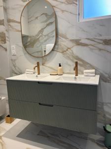 un baño con lavabo y espejo en CANNES Maison Design "DOLCE VITA", en Cannes