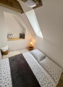 Postel nebo postele na pokoji v ubytování Apartmány Křivoklát