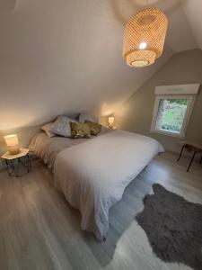 una camera da letto con un letto grande e una finestra di Le petit saint Germain a Digosville