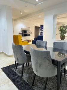 Η κουζίνα ή μικρή κουζίνα στο Tastefully Furnished Two bedrooms Wuye