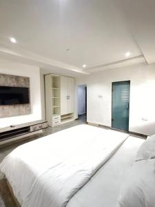 Ένα ή περισσότερα κρεβάτια σε δωμάτιο στο Tastefully Furnished Two bedrooms Wuye