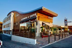 una facciata di un edificio su una strada di Camera & Caffè Cenni a Lido di Classe