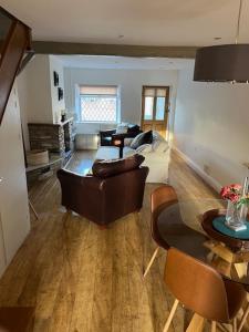 Night Owl Cottage في Rainford: غرفة معيشة بها أريكة وطاولة