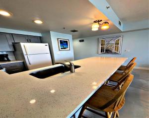 Η κουζίνα ή μικρή κουζίνα στο Vacation in Comfort and luxury -1BR Direct Oceanfront - Wyndham Ocean Walk Resort 1307-0 +38 φωτογραφίες