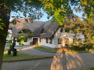 阿伦斯霍普兰德苏西温德度假屋的一座黑色屋顶的白色建筑