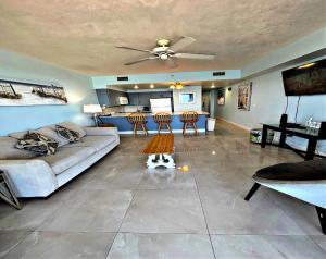 Χώρος καθιστικού στο Vacation in Comfort and luxury -1BR Direct Oceanfront - Wyndham Ocean Walk Resort 1307-0