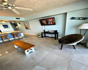 Χώρος καθιστικού στο Vacation in Comfort and luxury -1BR Direct Oceanfront - Wyndham Ocean Walk Resort 1307-0