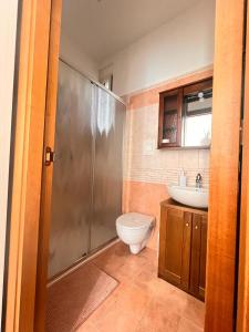 Ванная комната в Radames House +13 фотографий