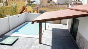 a swimming pool on the roof of a building at Villa Ainara Aguadulce in Aguadulce