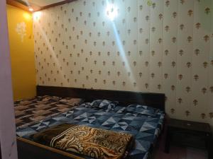 Postel nebo postele na pokoji v ubytování Maa janki paying guest house