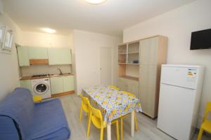 Kuchyň nebo kuchyňský kout v ubytování Villa Manu appartamento 02