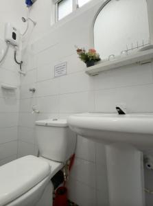 Koupelna v ubytování Isuru Piyasa
