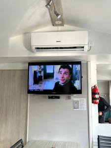 Televízia a/alebo spoločenská miestnosť v ubytovaní Location Mobilhome