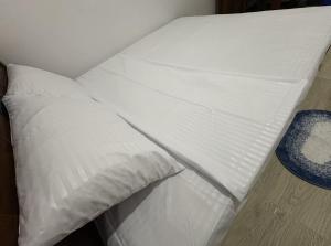 Postel nebo postele na pokoji v ubytování Isuru Piyasa