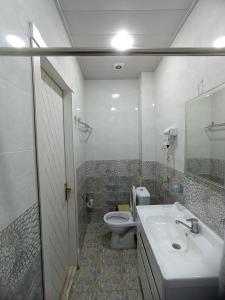 Bilik mandi di Shaxlo&Ali Hotel